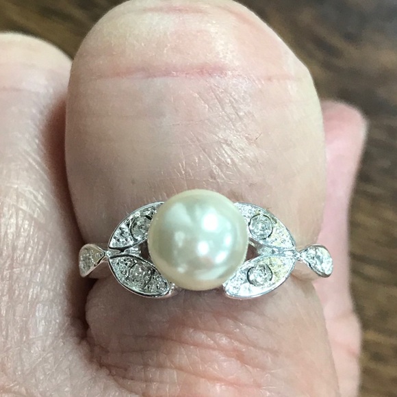 NWT Avon Marquis Leaves Pearlesque Ring Size 8 - Picture 1 of 7